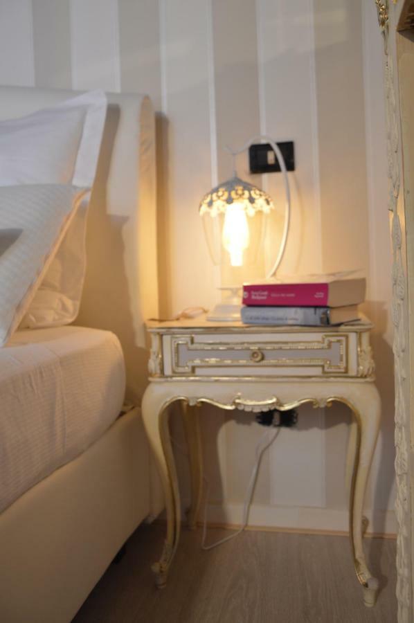 Historic Center - Elegant Apartment With Charming Antiques - Raffaello Inn Roma Exterior foto