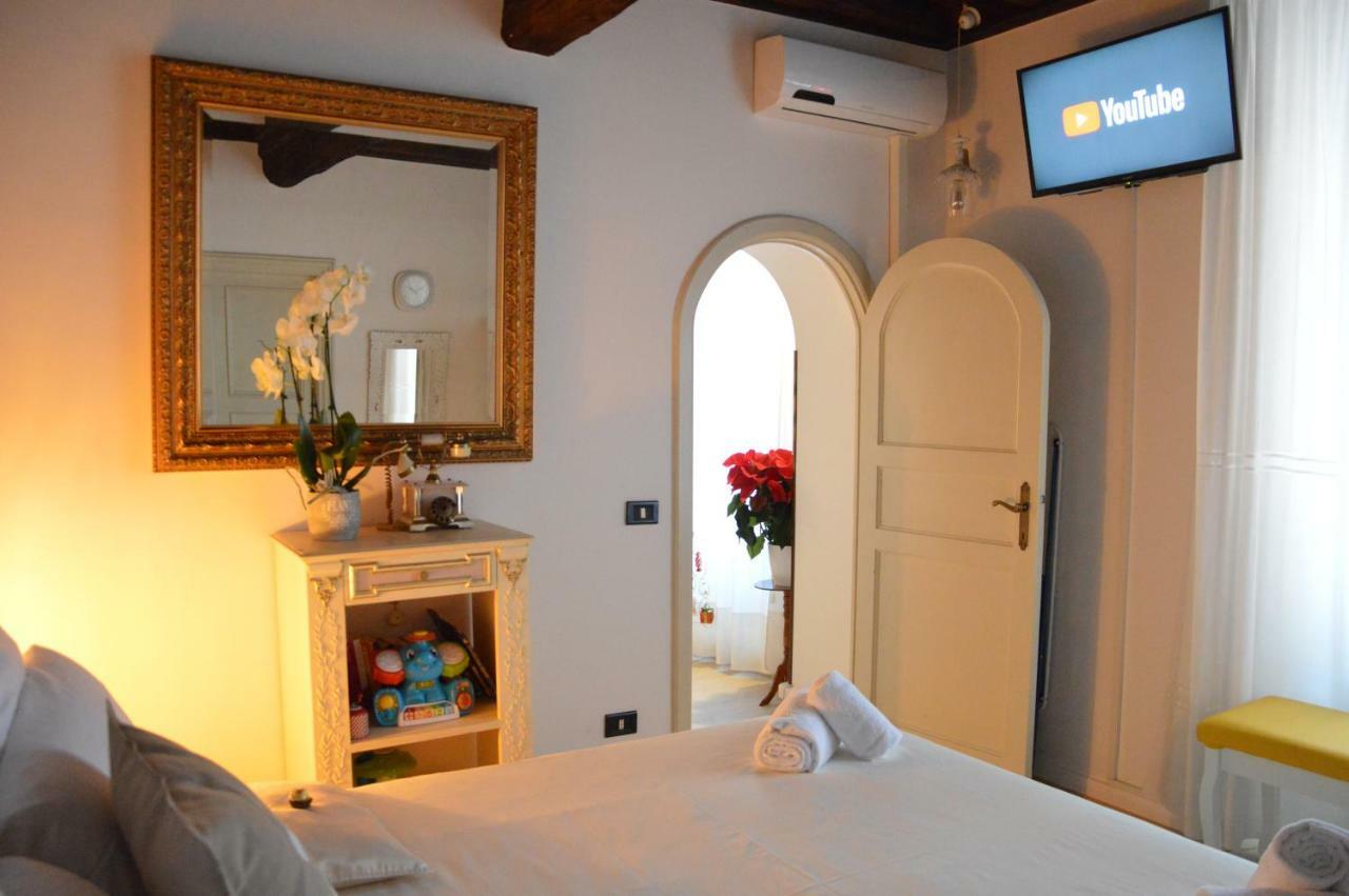 Historic Center - Elegant Apartment With Charming Antiques - Raffaello Inn Roma Exterior foto